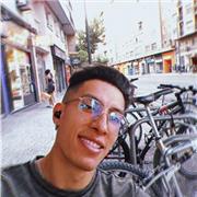 Clase de música con guitarraba, bajo, ukelele o piano de armonía, afinación, ritmo, compás y lectura